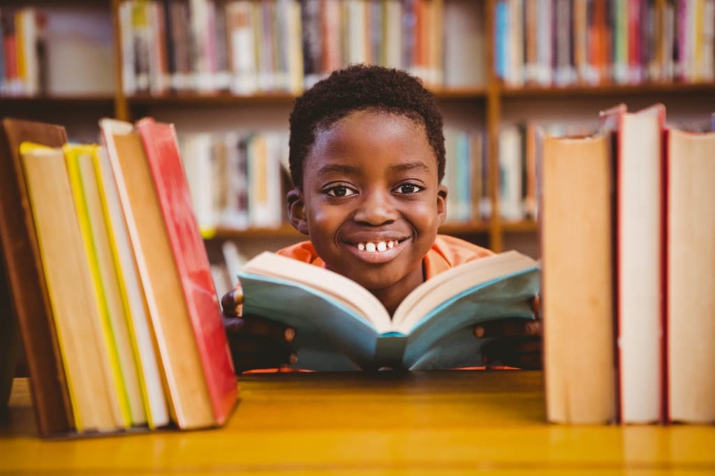 Enfant lisant dans une bibliothèque